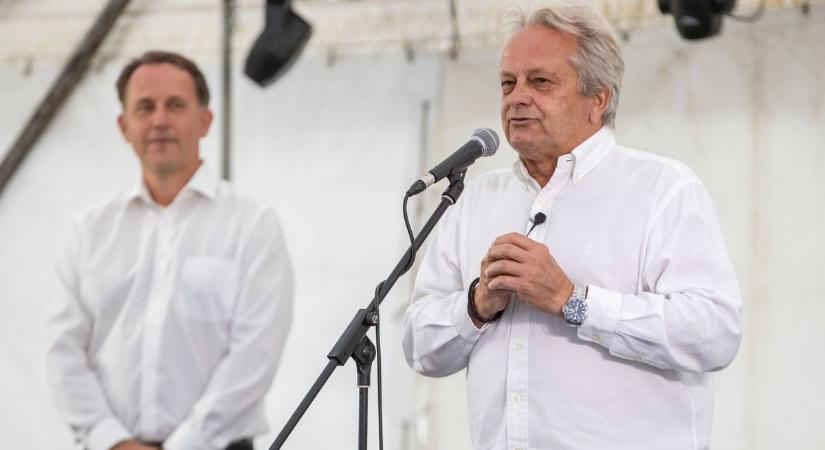 Különleges ajándékkal érkezett Tácra Vargha Tamás (galéria)
