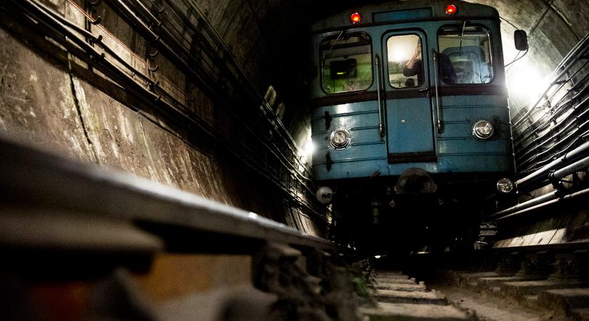 Meztelen férfi támadt egy utasra a metróállomáson – Videó