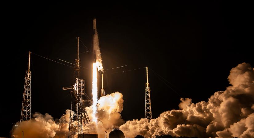 A SpaceX több tonnányi rakományt indított ma útjára a Nemzetközi Űrállomás felé