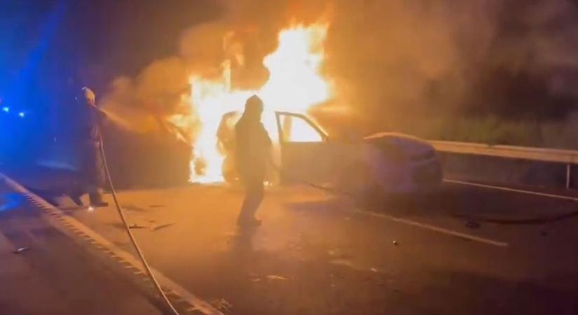 Brutális látvány: A tűzoltók küzdöttek a lángokkal - Videón az M3-ason kigyulladt autó