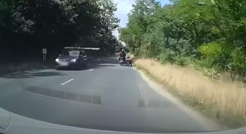 Úgy szállította egy budapesti autós a létrát, ahogy még véletlenül sem szabad – videó