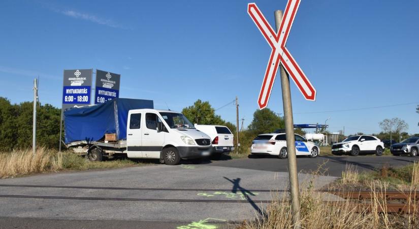 Ütközés történt a vasúti átjáróban, rendkívüli nyomokat rögzítettek a helyszínelők – videóval, galériával