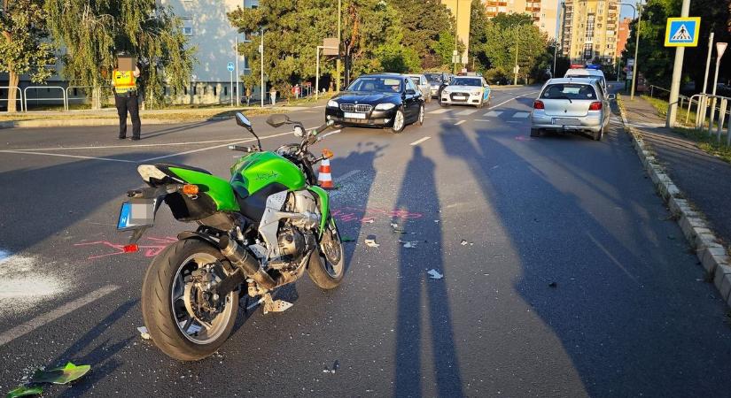 Megsérült egy motoros Szombathelyen, miután autóval ütközött - fotók