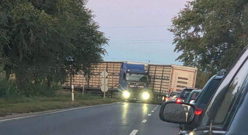 Hatalmas torlódás! - Két kamion ütközött Szabolcsban