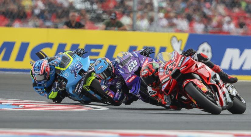 MotoGP: magyar zászló az égen, csuklós busz a pályán ( videók)