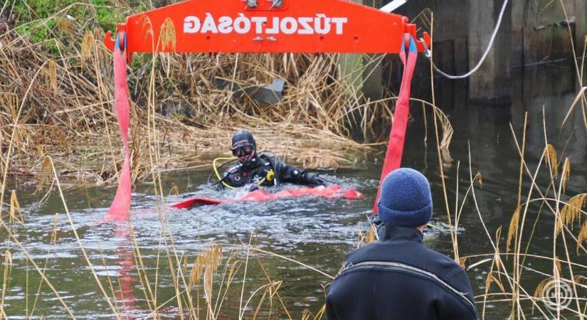 Vízelvezetőbe csúszott az autó de az utasa és vele kutyája megfulladtak