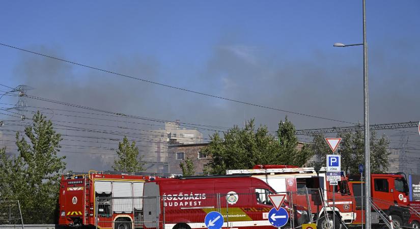 Eloltották a vasúti talpfák lángjait Budapest IV. kerületében
