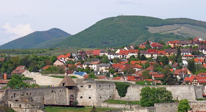 Aggódhatnak a magyar turisztikai célpontban, ellepték a hamis pénzzel fizetők