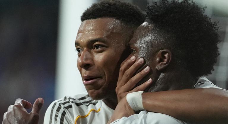 Soha nem látott jelenet a Real Madrid meccsén: egyik sztár befogta a másik száját