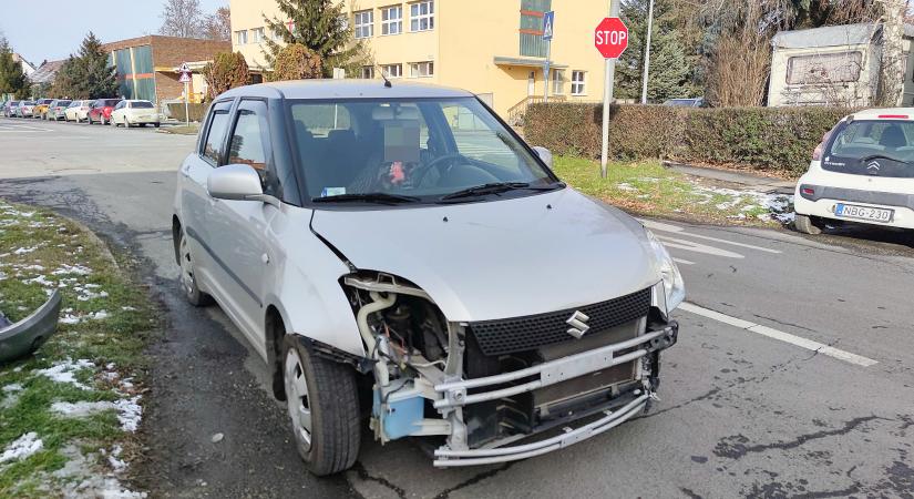 Két autó ütközött, egy parkoló jármű is összetört Szombathelyen
