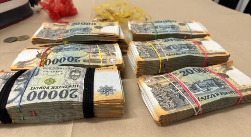 20 millió forintot adott át az ázsiai kereskedő a NAV-osoknak