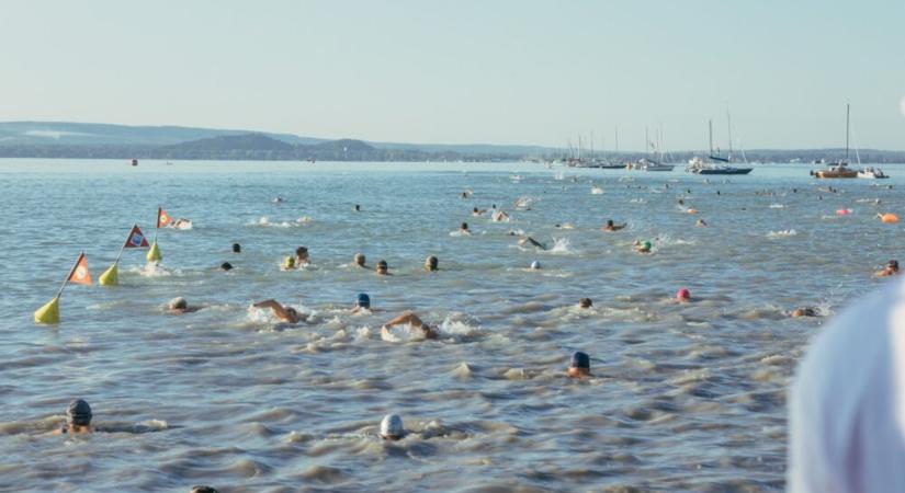 Úszás után mobilozás: duplájára nőtt a hívásforgalom a Balaton-átúszáson