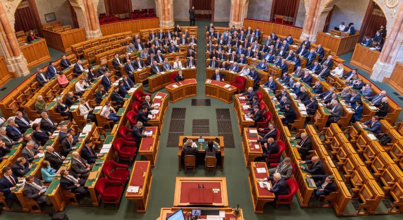 Nem egészen egy év alatt csaknem 660 millió forintot költöttek lakásra és irodára a magyar parlamenti képviselők