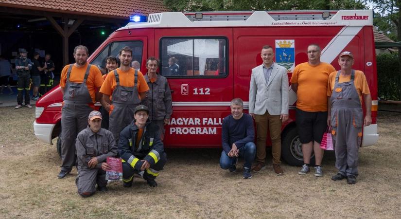 Csánig motorjai lesznek - Tűzoltóautót adtak át a vasi településen