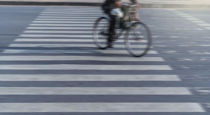 Hiába van zebra, a fiatalok az úttesten szaladgálnak át – fakadt ki olvasónk
