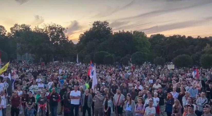 Nagy egyetemista tüntetés ott, ahol Vučić bejelentette, könyvet ír majd a forradalom legyőzéséről