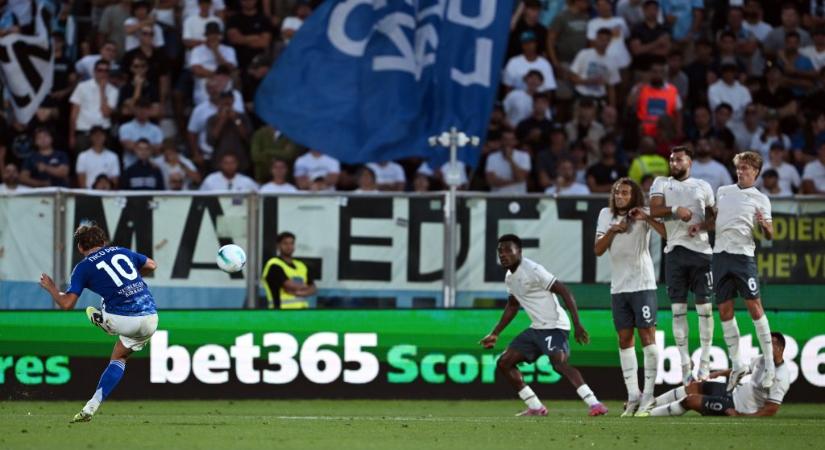 Nehéz annál tökéletesebb szabadrúgást elvégezni, mint amivel a Laziót két vállra fektették