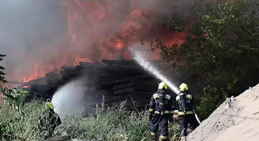 Hatalmas lángok csaptak fel Budapesten – drónvideó