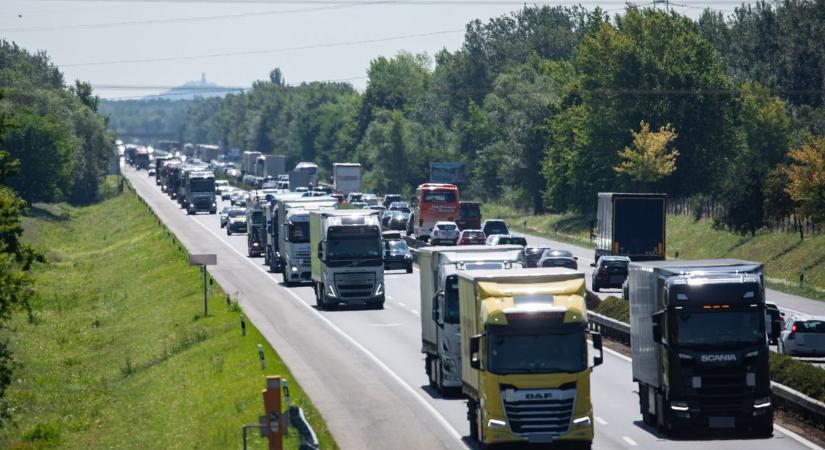 Terelések és lezárások bosszantják az autósokat az M1-esen és a környéken