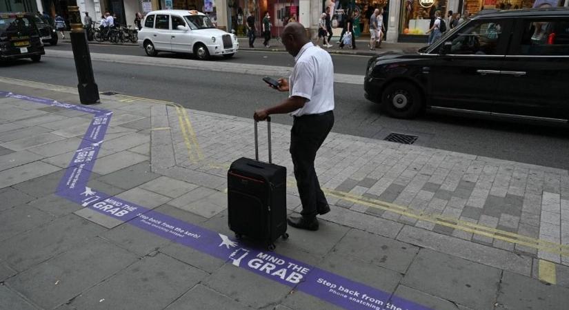 Bezzegnyugat: óránként tizenhárom telefont lopnak el Londonban – a turisták által kedvelt városrészek a leggyakoribb célpontok