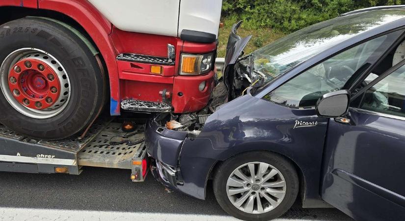 Baleset Ausztriában: autó csapódott egy kamionba - fotók