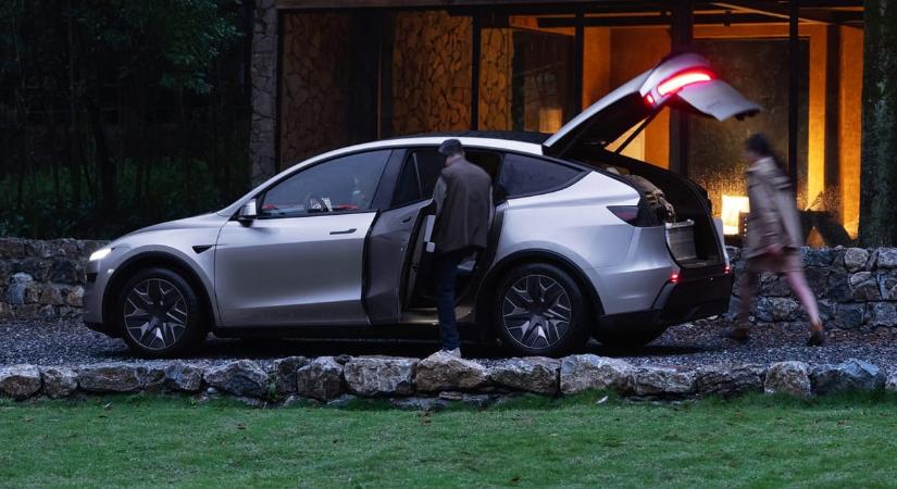 Megérkezett a hatszemélyes Tesla Model Y, csak a csomagtere lett hátizsáknyi