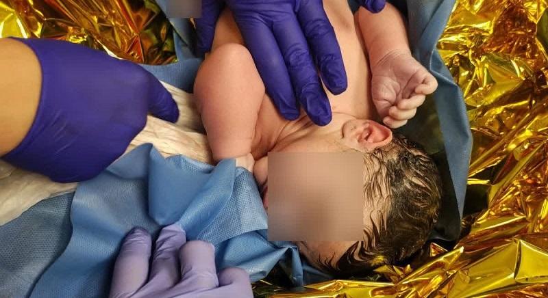 Mentőautóban született meg a kisbaba – Az asszisztensnek ez volt első ilyen jellegű bevetése