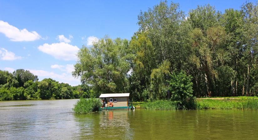 Eladó az ország egyetlen magántulajdonú tiszai holtága: tanyával és erdővel most a tiéd lehet