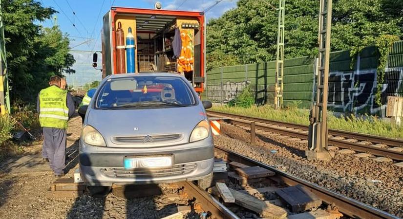 Megdöbbentő felelőtlenség: a síneken hagyta autóját egy sofőr, hajszálon múlt a tragédia