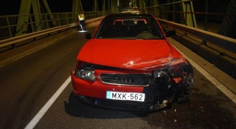 Áttért a szemközti sávba, szalagkorlátnak hajtott az 52-es főúton