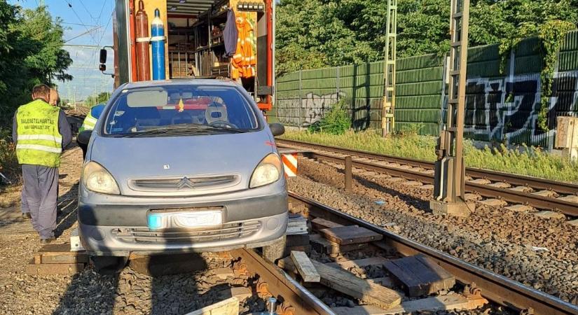 Valaki úgy gondolta, hogy jó ötlet a sínen hagyni az autóját – kis híján óriási baleset lett belőle Nagytéténynél