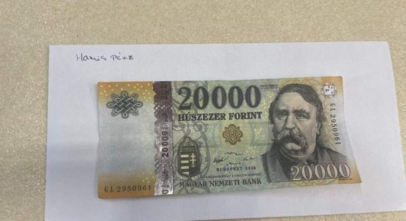 Hamis pénz lepte el a festői magyar várost, így lehet észrevenni az álbankókat