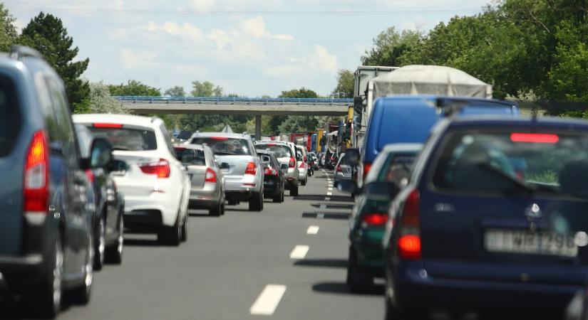 Több kilométer hosszú dugó lassítja a forgalmat több magyarországi autópályán