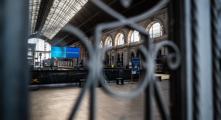 Bezárt a Keleti: beletörődtünk a sorsunkba, a kalauz öltözői padon alszik, csak néhányan „anyáztak”