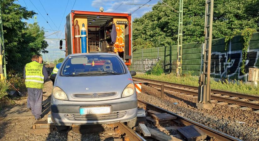 Hatalmas pofátlanság miatt kellett "satufékeznie" a vonatnak, feljelentés lett belőle – fotó