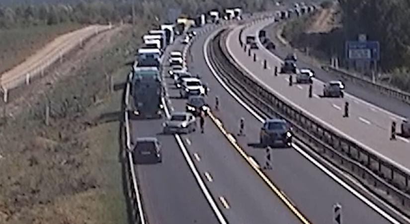 Ezt mindenkinek látni kell! Videón a hajmeresztő baleset az M1-esen