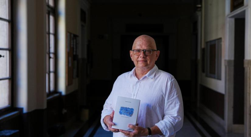 A Debreceni Egyetem professzorát díjazták irodalmi életművéért