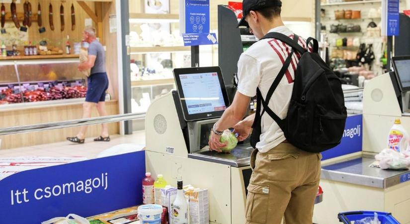 Művészet, ahogy átverik a debreceni önkiszolgáló kasszákat! Úgy spórolnak súlyos pénzeket, hogy lehet, észre sem veszik a boltban