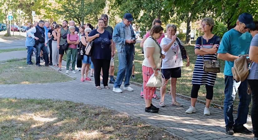 Ilyen hosszú sort sem mostanában láttunk (videóval, képgalériával)