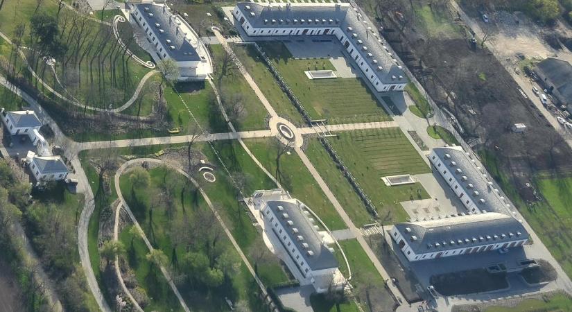 Hadházy Ákos szerint az Orbán Győzővel készült interjút megelőzésnek szánták, mert tudják, hogy ő bent járt a hatvanpusztai birtokon