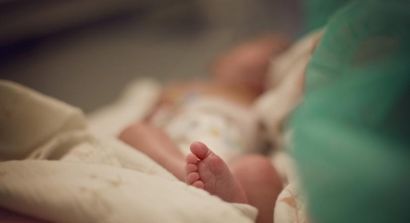 Tizenkét éves kislánynak született babája, a bátyja lehet az apa