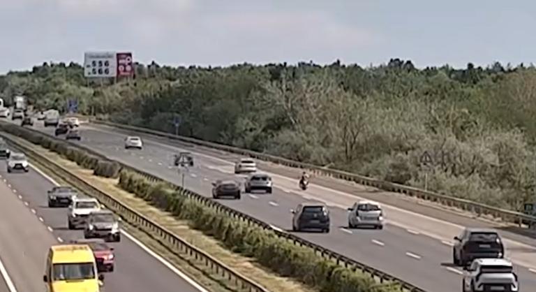 Hajmeresztő jelenetet rögzített az M7-es autópálya kamerája, kis híján elsodortak egy motorost