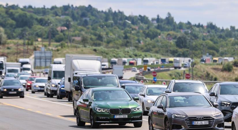 Több kilométeres torlódás az M1-es autópályán
