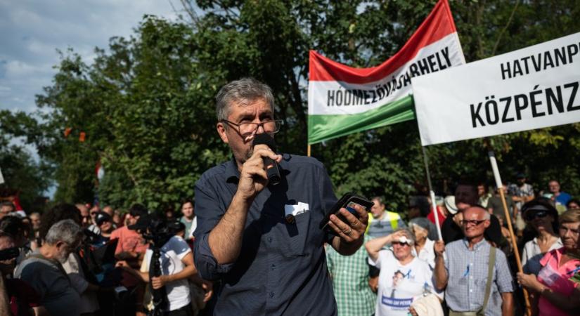 „Sokkoló volt ezeket a felvételeket visszanézni” – videón, ahogy Hadházy autóját üldözték Hatvanpusztán