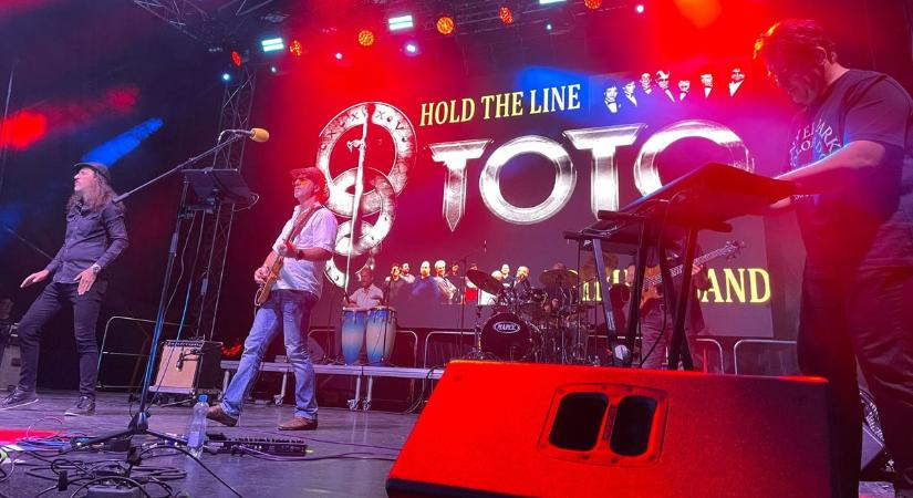 Toto-slágerek csendültek fel a Hírös Hét Fesztiválon Kecskeméten – fotók, videó