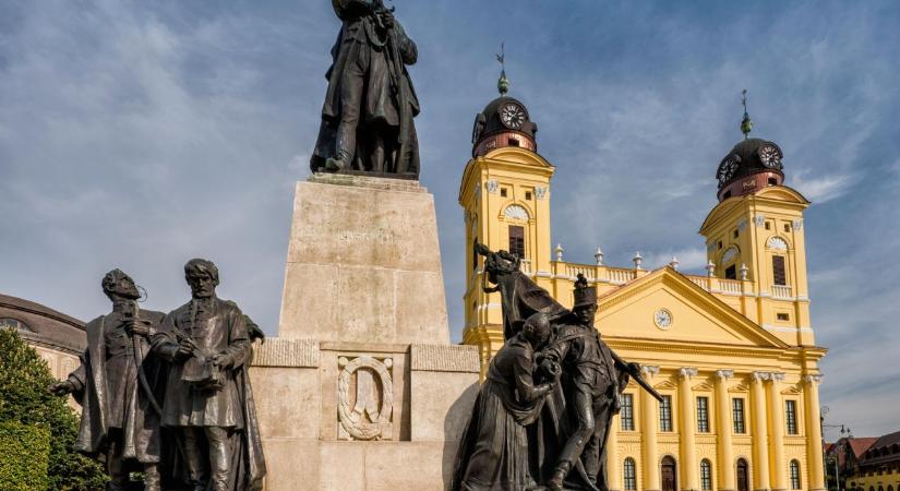 Kényszerleszállás Debrecen közepén, videón ahogy egy hibás légi jármű frászt hoz az emberekre