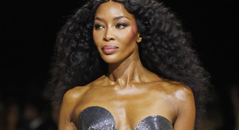 Naomi Campbell 55 évesen is igazi bombázó: bikiniben mutatta meg tökéletes alakját