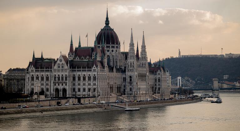 Egyetlen fideszes sem jelent meg a parlament rendkívüli ülésén