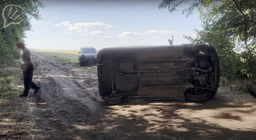Videón, ahogy a hatvanpusztai biztonsági őr nekimegy Hadházy Ákos autójának