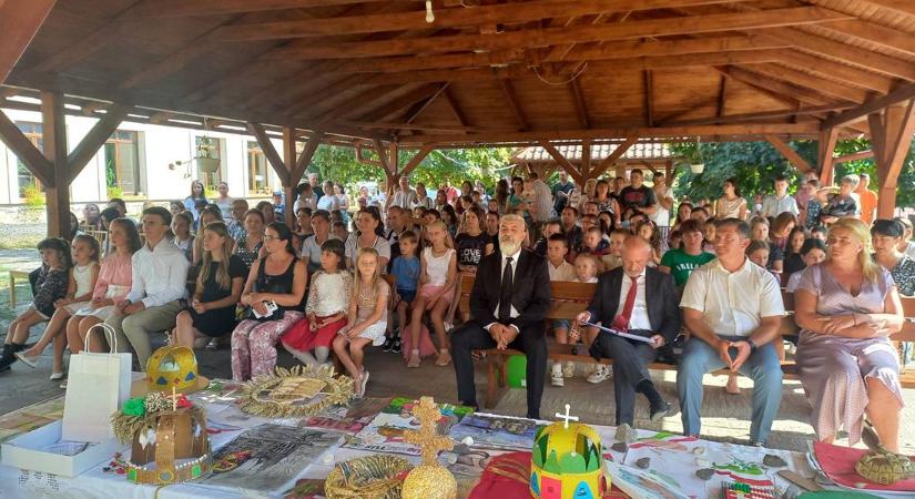 A KMNE alkotói pályázatának eredményhirdetésén - Nemzeti ünnepünk – augusztus 20.